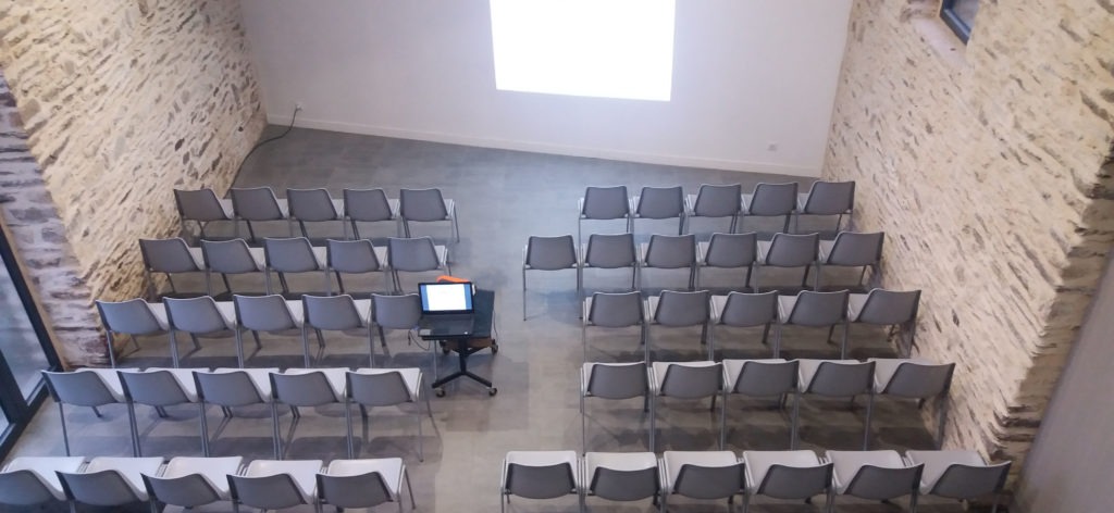 séminaire d'entreprises au 5b, salle mode conférence, capacité 50 personnes, proche Rennes